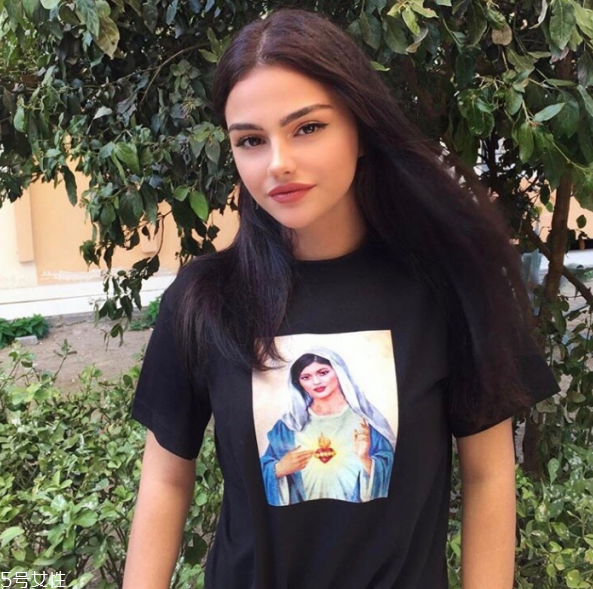 黑t恤變紅怎么辦 黑t恤怎么洗 黑t恤變紅怎么辦 黑t恤怎么洗