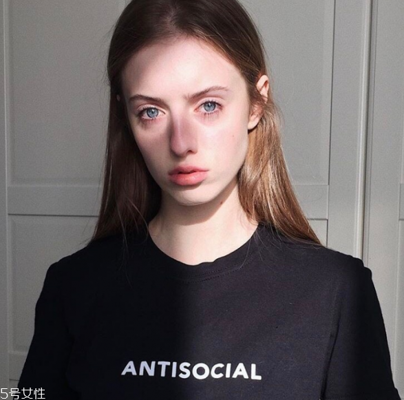 黑t恤變紅怎么辦 黑t恤怎么洗 黑t恤變紅怎么辦 黑t恤怎么洗