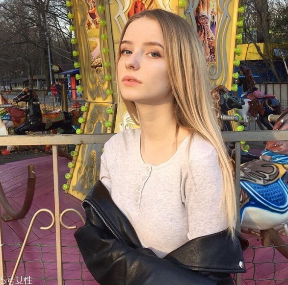 黑t恤變紅怎么辦 黑t恤怎么洗 黑t恤變紅怎么辦 黑t恤怎么洗