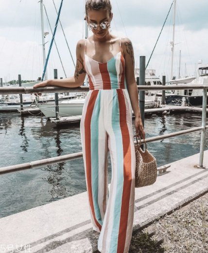 吊帶連體褲怎么穿？吊帶連體褲搭配圖片