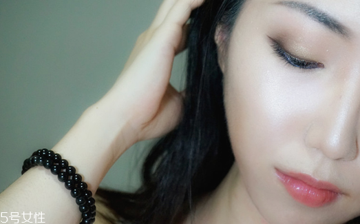 劉人語藍色眼影怎么畫 劉人語藍色眼影舞臺妝步驟圖 劉人語藍色眼影怎么畫 劉人語藍色眼影舞臺妝步驟圖