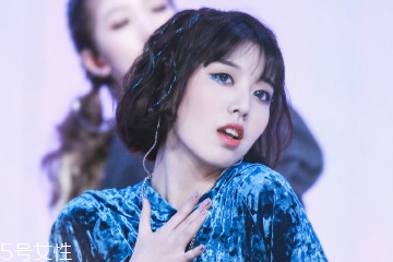 劉人語藍色眼影怎么畫 劉人語藍色眼影舞臺妝步驟圖 劉人語藍色眼影怎么畫 劉人語藍色眼影舞臺妝步驟圖