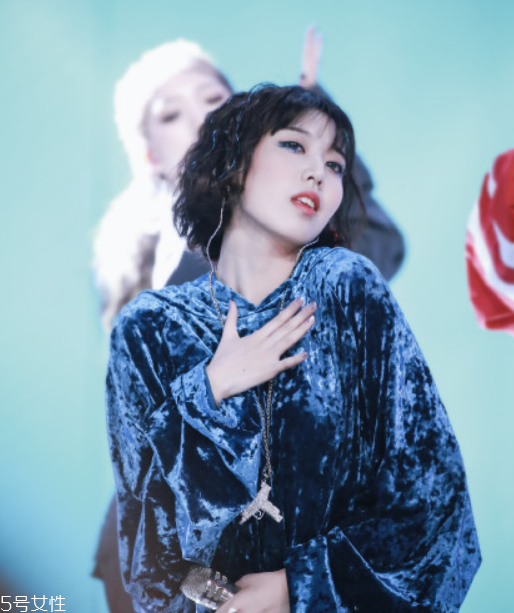 劉人語藍色眼影怎么畫 劉人語藍色眼影舞臺妝步驟圖 劉人語藍色眼影怎么畫 劉人語藍色眼影舞臺妝步驟圖