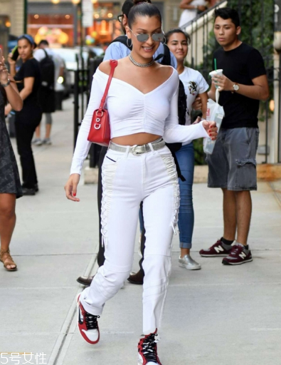 v領(lǐng)t恤怎樣搭配衣服？v領(lǐng)t恤搭配圖片