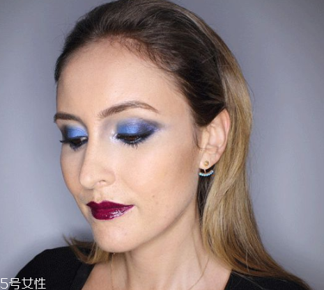 劉人語藍色眼影怎么畫 劉人語藍色眼影舞臺妝步驟圖 劉人語藍色眼影怎么畫 劉人語藍色眼影舞臺妝步驟圖