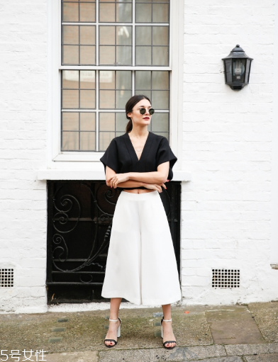 v領(lǐng)t恤怎樣搭配衣服？v領(lǐng)t恤搭配圖片