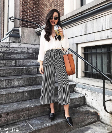 v領(lǐng)t恤怎樣搭配衣服？v領(lǐng)t恤搭配圖片