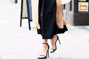 一字帶涼鞋怎么搭配？一字帶涼鞋搭配技巧