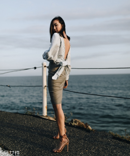 一字帶涼鞋怎么搭配？一字帶涼鞋搭配技巧