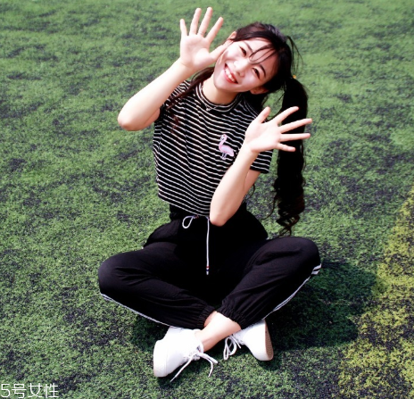 徐夢潔雙馬尾怎么扎步驟圖 徐夢潔同款雙馬尾扎法教程 徐夢潔雙馬尾怎么扎步驟圖 徐夢潔同款雙馬尾扎法教程