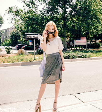 不規(guī)則裙子怎么搭配？不規(guī)則裙子搭配圖片