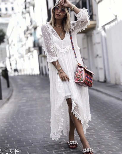 蕾絲連衣裙怎么搭配？蕾絲連衣裙搭配訣竅