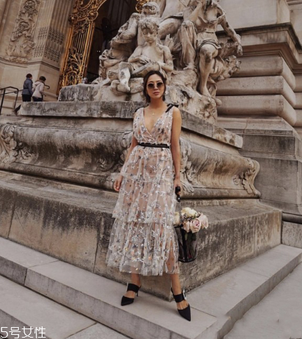 蕾絲連衣裙怎么搭配？蕾絲連衣裙搭配訣竅