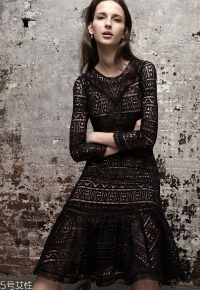 蕾絲連衣裙怎么搭配？蕾絲連衣裙搭配訣竅