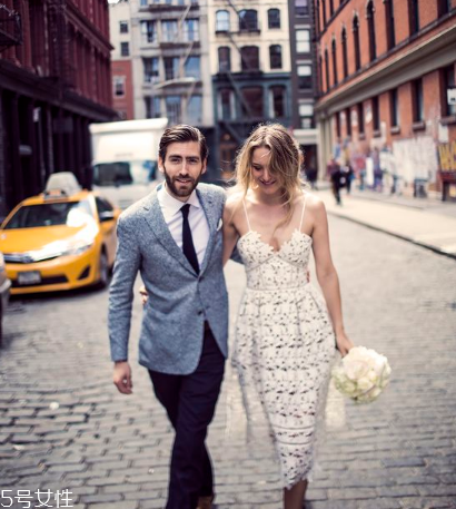 蕾絲連衣裙怎么搭配？蕾絲連衣裙搭配訣竅