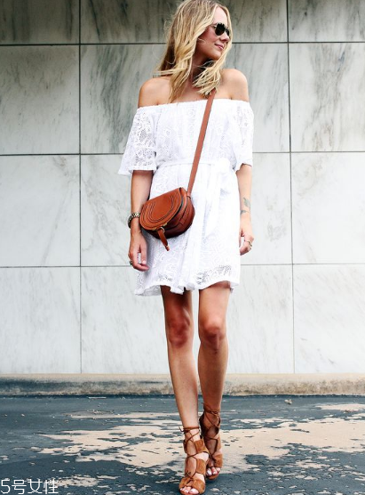蕾絲連衣裙怎么搭配？蕾絲連衣裙搭配訣竅