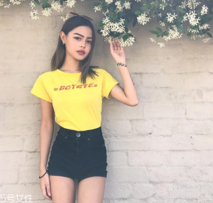 黑色短褲配什么上衣？黑色短褲上衣怎么搭配？