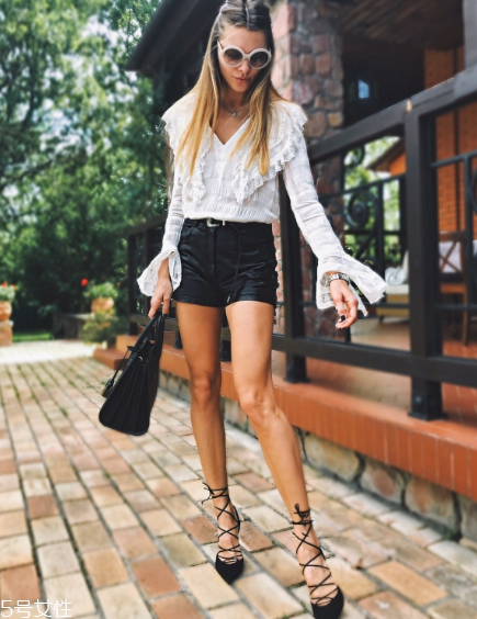 黑色短褲配什么上衣？黑色短褲上衣怎么搭配？