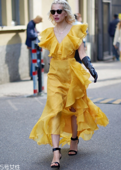 不規(guī)則連衣裙配什么鞋子？不規(guī)則連衣裙搭配技巧