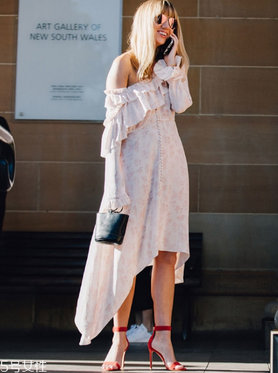 不規(guī)則連衣裙配什么鞋子？不規(guī)則連衣裙搭配技巧