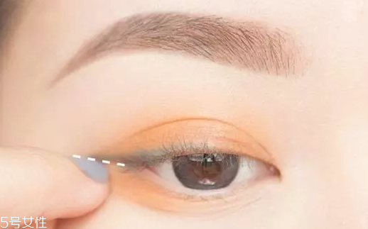 劉人語藍色眼影怎么畫 劉人語藍色眼影舞臺妝步驟圖 劉人語藍色眼影怎么畫 劉人語藍色眼影舞臺妝步驟圖