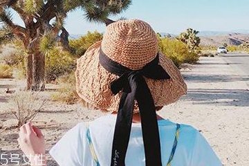 方臉適合什么草帽 方臉怎么戴草帽顯臉小 方臉適合什么草帽 方臉怎么戴草帽顯臉小