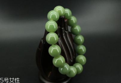 翡翠手鏈戴哪只手好？翡翠手鏈一般戴哪只手？