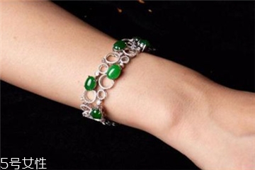 翡翠手鏈戴哪只手好？翡翠手鏈一般戴哪只手？