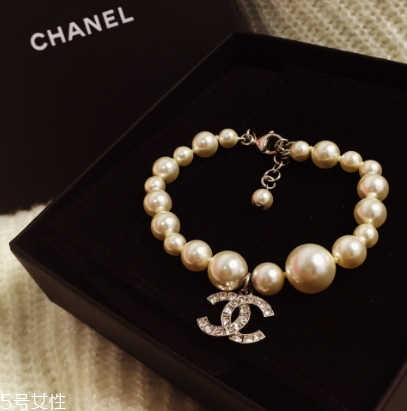 珍珠手鏈戴哪只手好？珍珠手鏈一般戴哪只手？