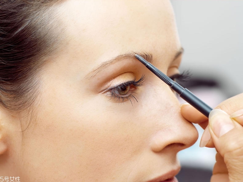 簡易溫柔奶茶色妝容教程 知性隨和的夏日奶茶妝 簡易溫柔奶茶色妝容教程 知性隨和的夏日奶茶妝