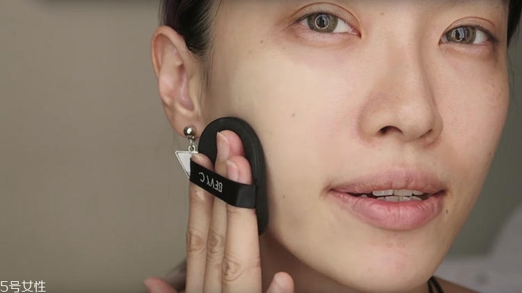 暗黑哥特妝容怎么畫 酒紅調(diào)哥特妝教程 暗黑哥特妝容怎么畫 酒紅調(diào)哥特妝教程