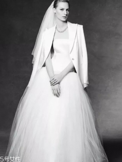 婚紗什么顏色好？婚紗買哪種顏色好？