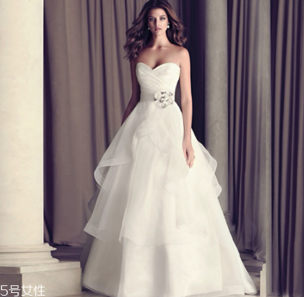 高定婚紗價(jià)格一般多少？婚紗高定要多少錢？