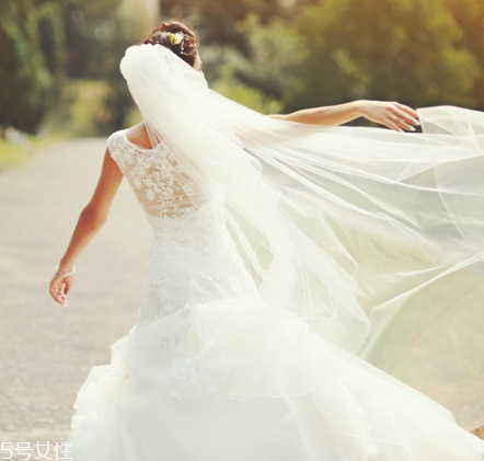 高定婚紗價(jià)格一般多少？婚紗高定要多少錢？