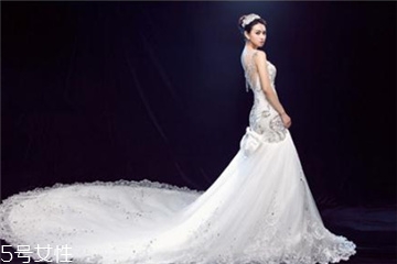 高定婚紗價(jià)格一般多少？婚紗高定要多少錢？