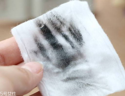 干皮可以用卸妝油嗎？卸妝油適合干皮嗎？