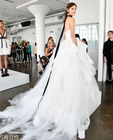 婚紗里面穿什么內(nèi)衣？婚紗里面怎么穿內(nèi)衣？