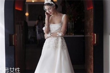 婚紗里面穿什么內(nèi)衣？婚紗里面怎么穿內(nèi)衣？