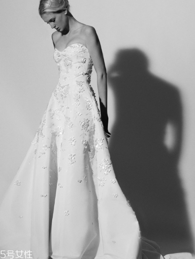 婚紗里面有胸墊嗎？婚紗是自帶胸墊嗎？