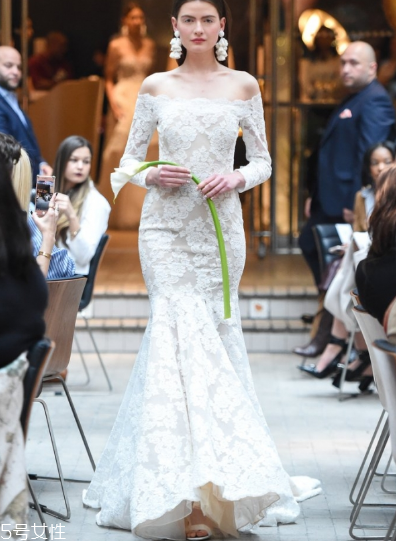 婚紗里面有胸墊嗎？婚紗是自帶胸墊嗎？