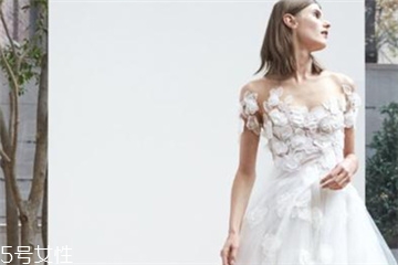 婚紗里面有胸墊嗎？婚紗是自帶胸墊嗎？