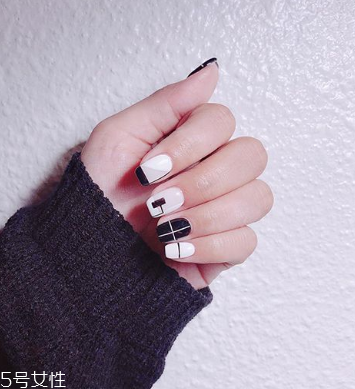 幾何圖案美甲圖片2022 永不落伍的幾何美甲 幾何圖案美甲圖片2022 永不落伍的幾何美甲