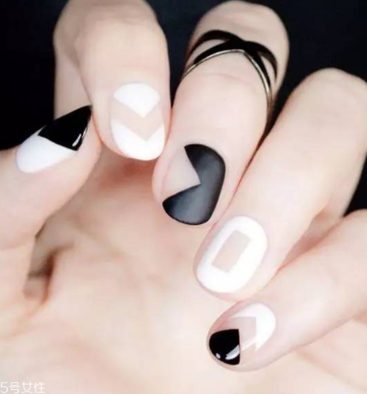 幾何圖案美甲圖片2022 永不落伍的幾何美甲 幾何圖案美甲圖片2022 永不落伍的幾何美甲