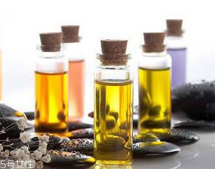 油皮能用精油嗎？精油適合油皮用嗎？