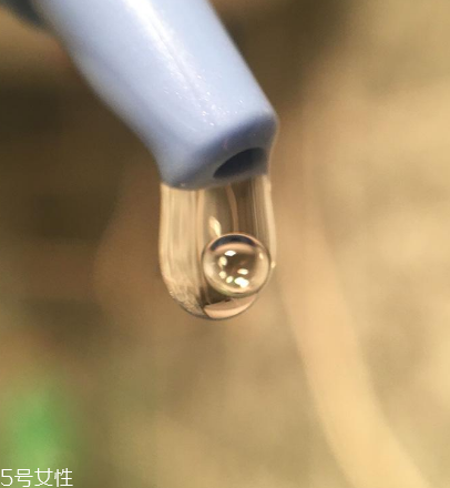 油皮能用精華嗎？油性皮膚能用精華液嗎？