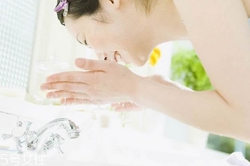 油皮一天洗幾次臉？油皮每天洗幾次臉？