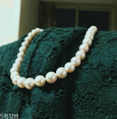 珍珠項鏈能戴著洗澡嗎？珍珠項鏈洗澡要摘下嗎？