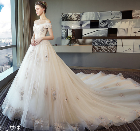 婚紗里面穿絲襪嗎？穿婚紗要穿絲襪嗎？