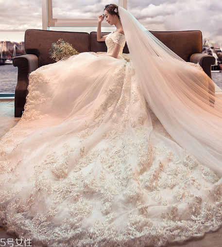 婚紗里面穿絲襪嗎？穿婚紗要穿絲襪嗎？