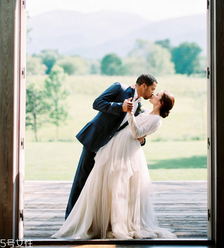 婚紗沾了粉底怎么清洗？婚紗蹭上粉底怎么洗？